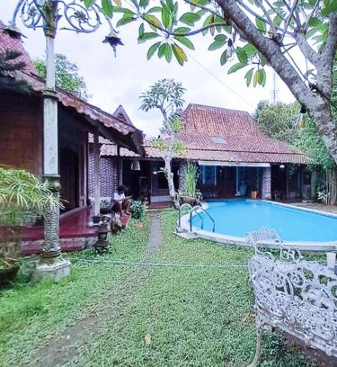 Condongcatur Villa | Discover Java Rustic Villa: Pet-Friendly Retreat with Pool