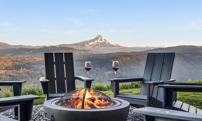 Underwood House | Spectacular Views of Mt Hood with Family-Friendly Amenities