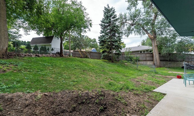 Sioux Falls House | Artistic Mid-Century Modern Retreat Near Medical Centers