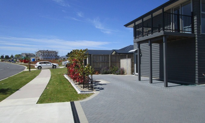 Wharewaka Apartment | Stunning Taupo View Loft with Ocean Views & Breakfast