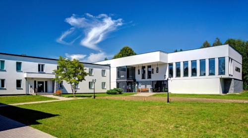 Radruz Apartment | Comfortable Stay at JAWOR with On-Site Restaurant