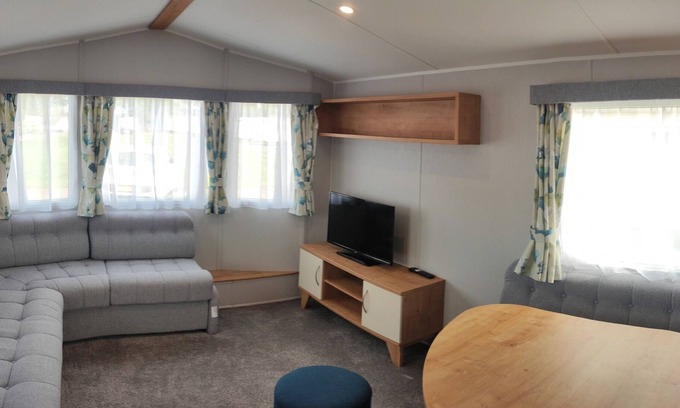Aldwick House | Cozy 4 Berth Caravan at Copthorne with Ocean View & Pool