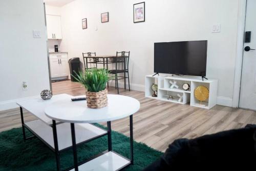 Temple Crest Apartment | Cozy Arts Retreat: Pet & Child Friendly with 9.1/10 Rating
