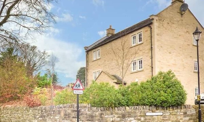 Eyam Apartment | Family-Friendly Jay's Nest in Scenic Eyam with Breakfast