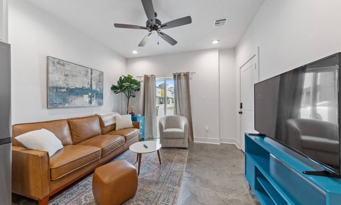 Lafayette House | Jazz House - King Bed, Pet Friendly & 10/10 Guest Rated