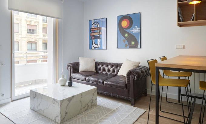 Gros Apartment | Discover Jazzaldi Suite: A Family-Friendly 4-Star Retreat