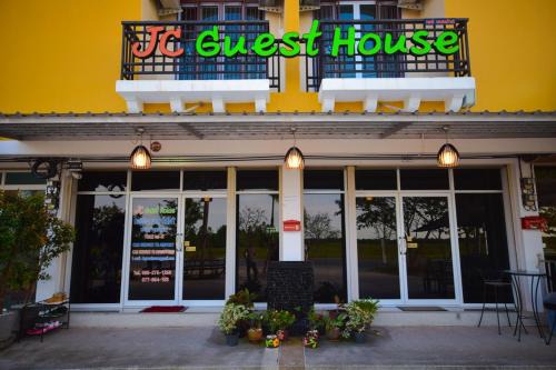 Phunphin House | Comfortable Stay at JC Guesthouse Near Suratthani Airport