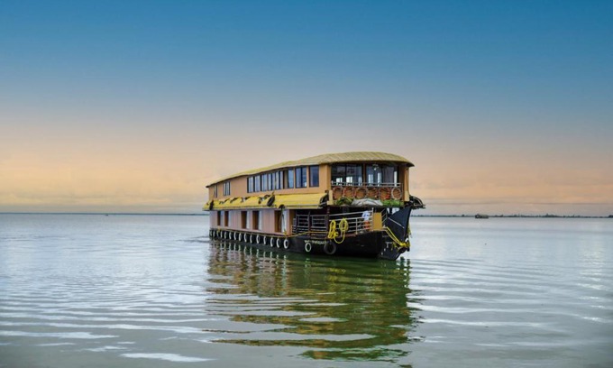 Erezha Boat Rental | Experience JCT Houseboat: Family-Friendly with Dining Options