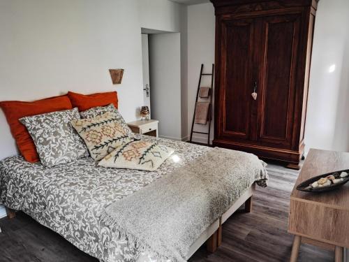 Saint-Laurent-d'Arce Bed & Breakfast | Oceanfront Bliss at Je Soigne mon Assiette - Guest Rated 9.3