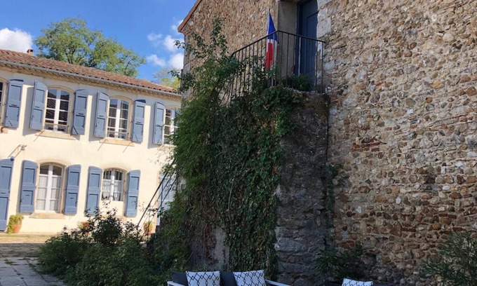 Castres Cottage | Relax at Jeanne's House: Pet-Friendly Lake View Retreat