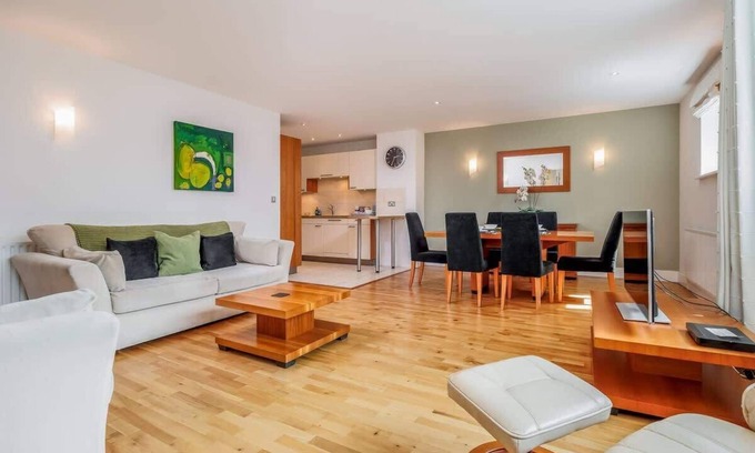 Poole Apartment | Jeanneau Apartment: Ideal for Families with Breakfast Included