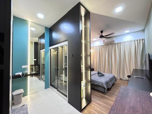 Kuching Apartment | Inviting Jeff and Ricky Homestay: Poolside Retreat Awaits