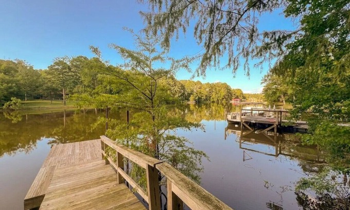Zwolle House | Inviting Jeff's Cottage: Family-Friendly with Breakfast Included