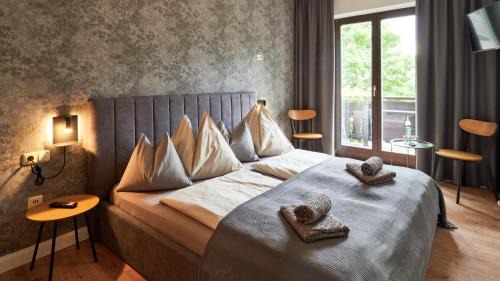 Bad Goisern Bed & Breakfast | Scenic Rooms at Jeff's with Mountain View & Restaurant