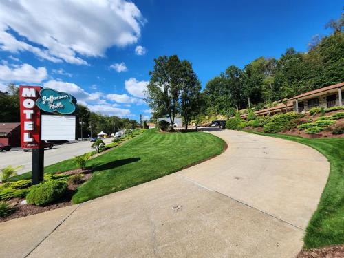 Clairton Hotel | Pet-Friendly Jefferson Hills Motel with Family Amenities