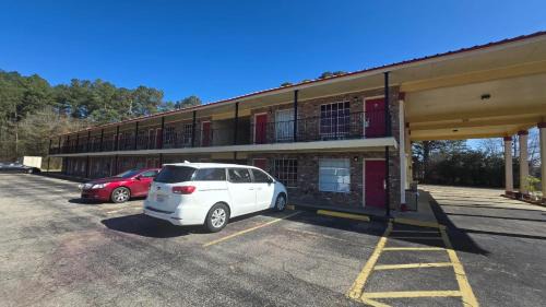 Prentiss Hotel | Budget-Friendly Stay at Jeffersonian Motor Inn for Families