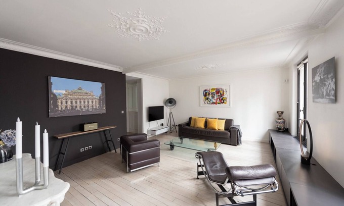 Saint-Merri Apartment | Comfortable Jehan 2BR/1BA Escape with Spa & Breakfast