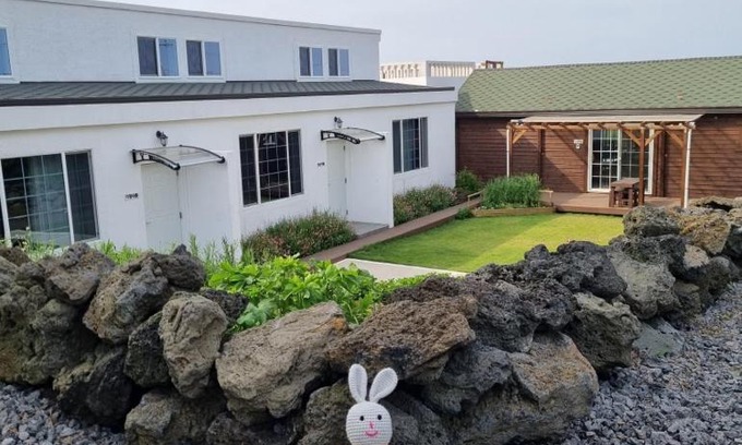 Sehwa-ri Bed & Breakfast | Discover Jeju Damda: Family-Friendly with Kitchen Amenities