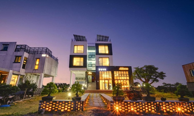 Jongdal-ri House | Family-Friendly Stay at Jeju Jimian Pension with Kitchen