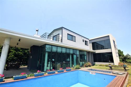 Seongsan House | Jeju kouji holiday dokchae poolvilla