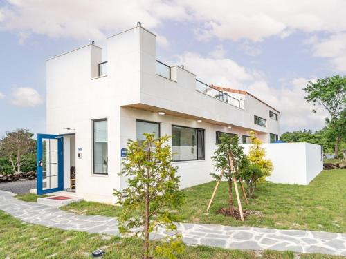 Jocheon Villa | Explore Family-Friendly Comfort at Jeju Seonheul Stay 3917