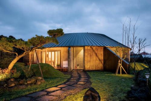 Seongsan Villa | Relax at Jeju Seuteisamdaloreum with Pool & Spa Amenities