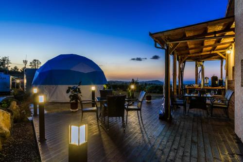 Aewol House | Starlight Glamping: Oceanfront Retreat with Family Amenities