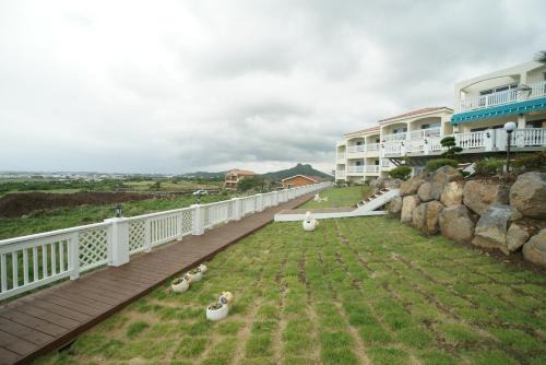 Andeok House | Relax at Jeju the Ocean Hill Pension with Spa & Hot Tub
