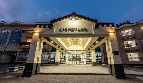 Aewol Hotel | Ideal Jeju Tovice Condo with Kitchen and Breakfast Options
