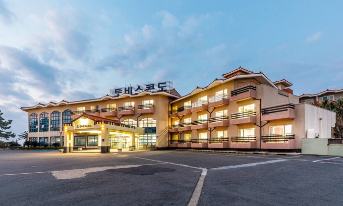 Aewol Apartment | Relaxing Jeju Tovice Condo with Kitchen & Ocean Views
