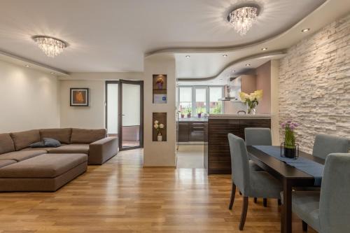 Maskavas Forstate Apartment | Elegant 4-Star Jekabpils 2 Apartment with Hot Tub & Kitchen