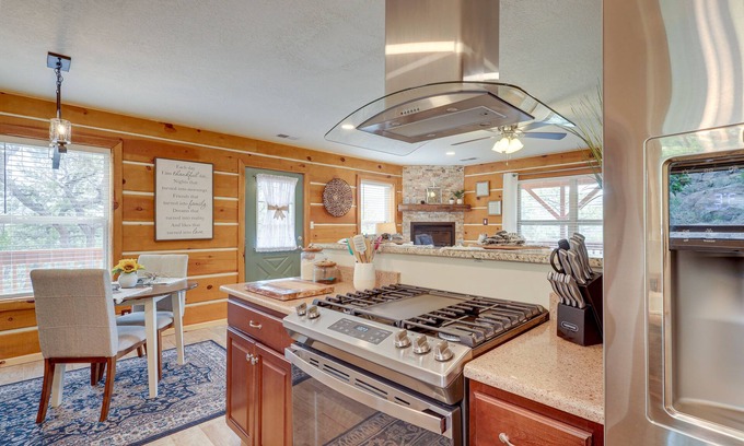 Jemez Springs Cabin | Cozy Jemez Springs Cabin with Deck & Scenic Mountain Views