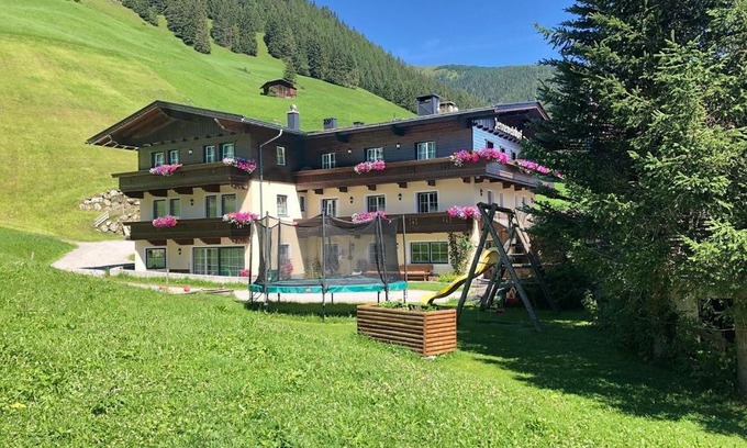 Madseit House | Jenneweinhof: Guest Rated 10/10 with Hot Tub & Kitchen