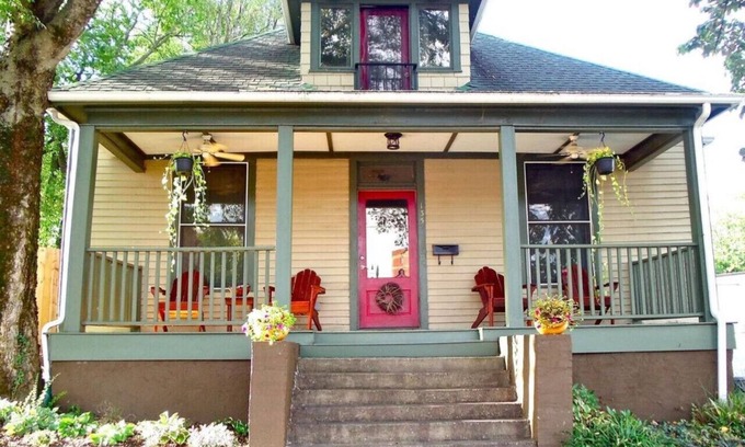 Knoxville House | Downtown Jennings: Walk to Dining & Enjoy Cozy Fire Pit