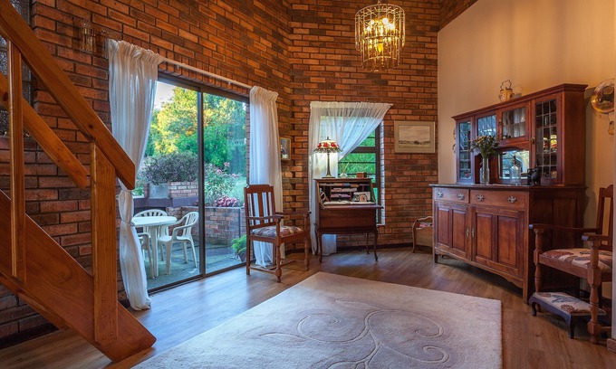 Grahamstown House | Exceptional Stay at Jenny's Guest House with Pool & Breakfast