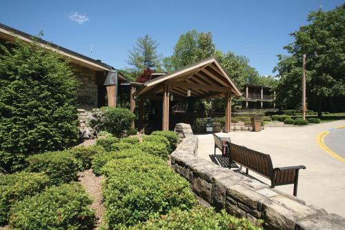 Prestonsburg Resort | Discover Jenny Wiley State Resort Park: Pet-Friendly Retreat