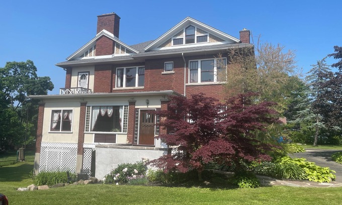 Welland House | Jenny’s Suites, historic house in Welland, 20 minutes from Niagara Falls.