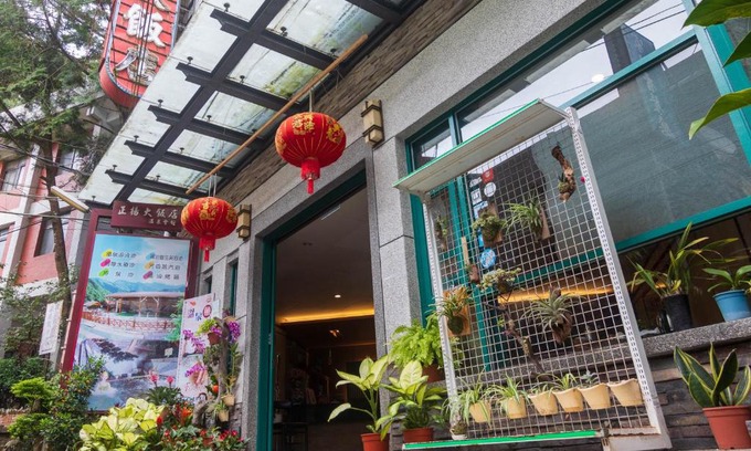 Ren'ai Hotel | Relaxing Getaway at Jenq Yang Hotspring Hotel with Pool