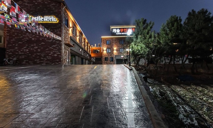 Jeongeup Hotel | Eco-Friendly Jeongeup Castle Motel with Hot Tub & Breakfast
