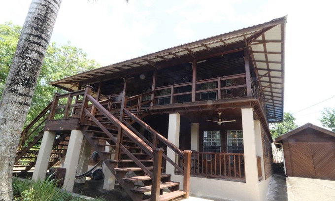 Isla de Utila House | Inviting Jerico Place: Family-Friendly 3 Bedroom Retreat