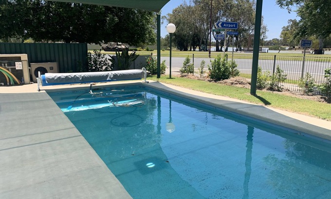 Jerilderie Hotel | Relax at Jerilderie Motor Inn with Pool and Breakfast Included