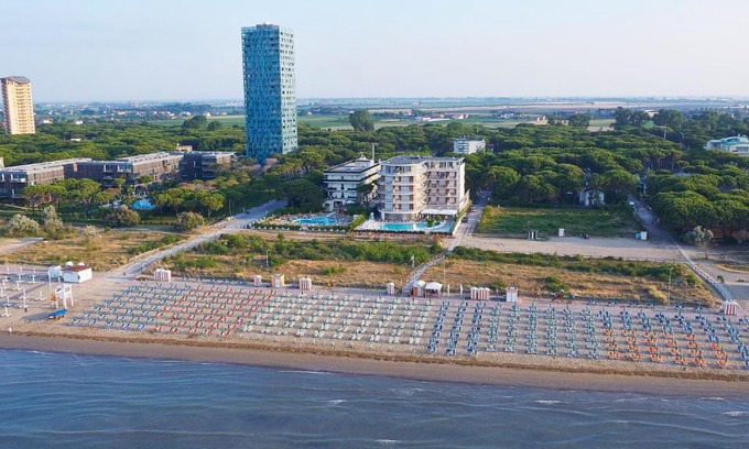 Jesolo Pineta Hotel | Relax at Jesolopalace Hotel & Aparthotel: 4-Star Oceanfront Retreat