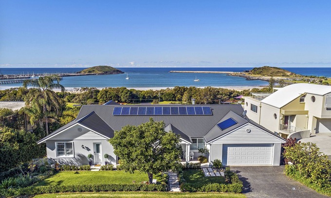 Coffs Harbour House | Oceanfront Jetty Splendor Apartment - Guest Rated 9.8/10