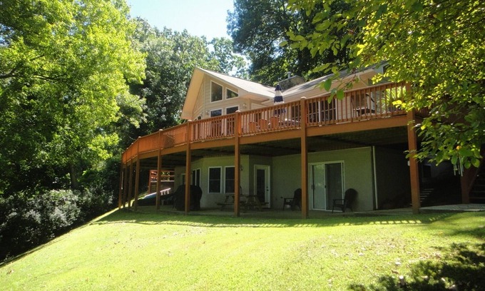 Lake Junaluska House | Lake Junaluska Retreat - Scenic Views and Family Amenities