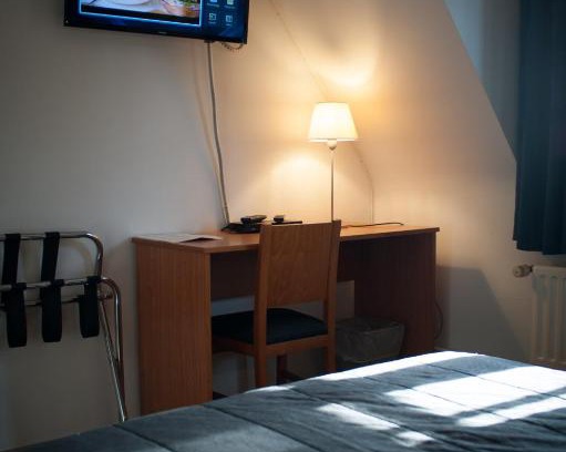 Zelzate Hotel | Convenient JFK Hotel Zelzate with Breakfast & Kitchen Access