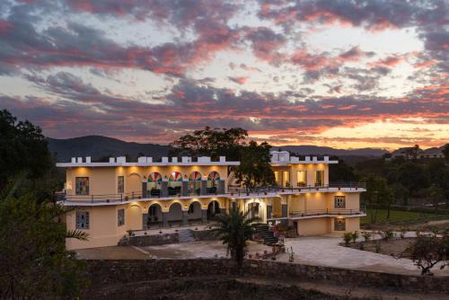 Phalsiya Hotel | Discover Jhadol Bagh: Oceanfront Retreat with Pool & Dining