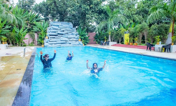 Chandrapur Hotel | Jharna Resort: Family-Friendly Retreat with Pool & Dining