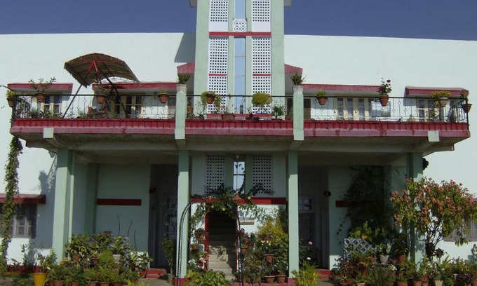 Bhopal House | Cozy Jheelam Homestay: Family-Friendly with Dining Options