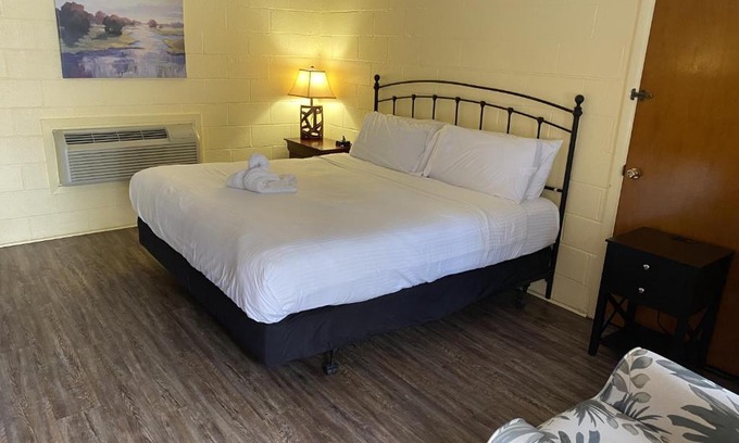 Mount Ida Hotel | Cozy King Guest Room at Joplin Inn with Pool & Pet-Friendly
