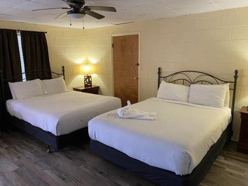 Mount Ida Hotel | Comfortable Queen Room at Joplin Inn near Mountain Harbor
